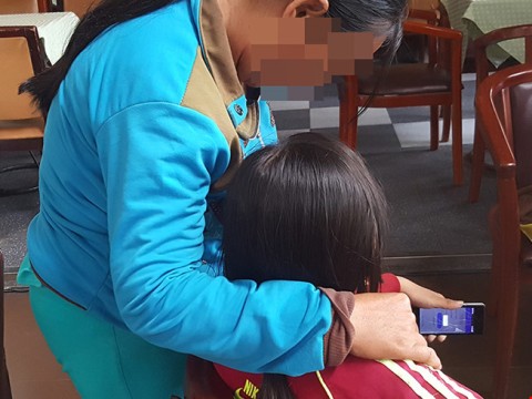 Bà H và bé C sau khi làm việc với Pháp Luật TPHCM.