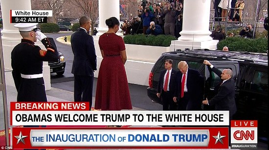 Tổng thống đắc cử Donald Trump và vợ được đón chào tại bậc thềm Nhà Trắng