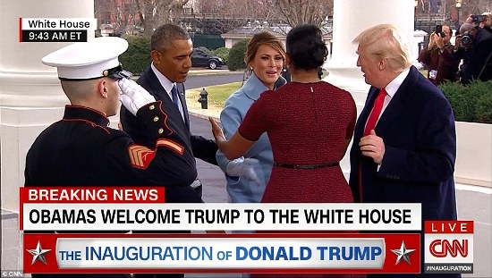 Tổng thống đắc cử Donald Trump và vợ được đón chào tại bậc thềm Nhà Trắng