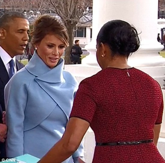 Tổng thống đắc cử Donald Trump và vợ được đón chào tại bậc thềm Nhà Trắng