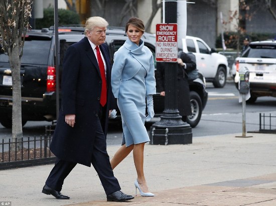 Tổng thống đắc cử Donald Trump và vợ được đón chào tại bậc thềm Nhà Trắng