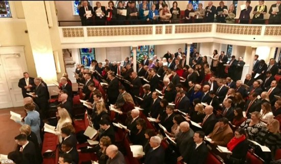 Tổng thống đắc cử Donald Trump và vợ được đón chào tại bậc thềm Nhà Trắng