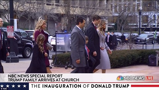 Tổng thống đắc cử Donald Trump và vợ được đón chào tại bậc thềm Nhà Trắng