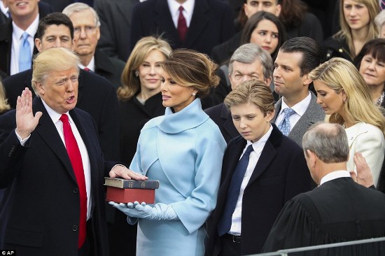 Trump tuyên thệ nhậm chức, thề không để người Mỹ thất vọng