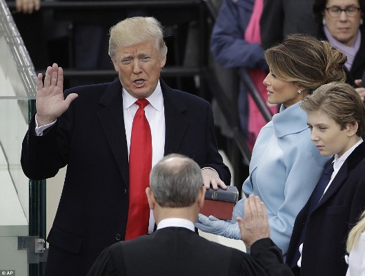 Ông Donald Trump tuyên thệ nhậm chức, chính thức trở thành Tổng thống thứ 45 của nước Mỹ