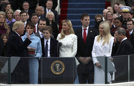 Ông Donald Trump tuyên thệ nhậm chức, chính thức trở thành Tổng thống thứ 45 của nước Mỹ