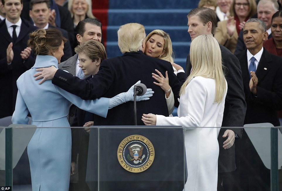 Ông Donald Trump tuyên thệ nhậm chức, chính thức trở thành Tổng thống thứ 45 của nước Mỹ