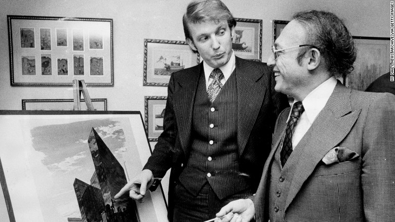 Ông Trump đứng với ông Alfred Eisenpreis, Eisenpreis, nhà quản trị phát triển kinh tế New York, năm 1976 khi họ đang xem bản phác thảo dự án cải tạo khách sạn Commodore gồm 1.400 phòng. Sau khi tốt nghiệp đại học năm 1968, Trump đã làm việc cùng cha trong các dự án ở Queens và Brooklyn trước khi mua hoặc xây những tòa nhà cao tầng ở New York và Atlantic City, New Jersey. Các tòa nhà đó bao gồm Tháp Trump ở New York và Trump Plaza cũng như một loạt casino ở Atlantic City.