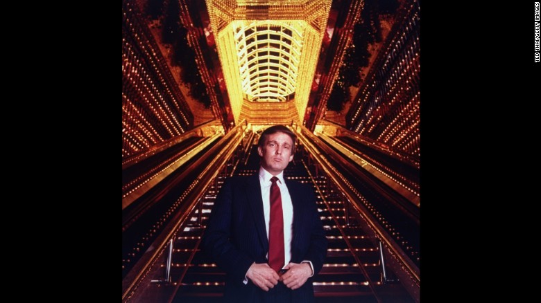Trump đứng ở cửa Tháp Trump