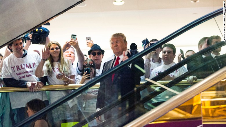 Tháng 6 năm 2015, trong bài phát biểu từ Tháp Trump, ông Trump đã chính thức thông báo quyết định ra tranh cử chức tổng thống Mỹ. Ông tuyên bố sẽ từ bỏ chương trình “Người Tập sự” để ra tranh cử.