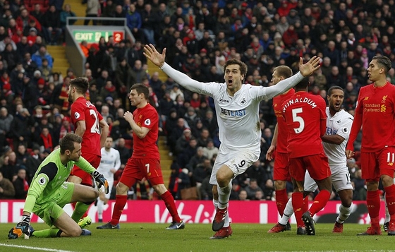 Liverpool thua trên sân nhà, MU &quot;thoát chết&quot; phút chót!