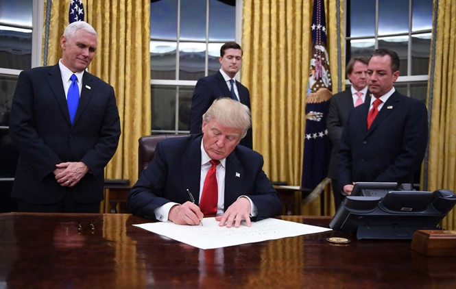 Tổng thống Trump đã làm gì trong ngày đầu tiên nhậm chức?