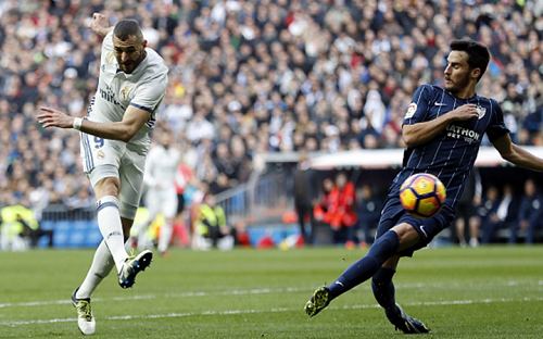 Benzema cũng bị các CĐV la ó vì bỏ lỡ nhiều cơ hội.