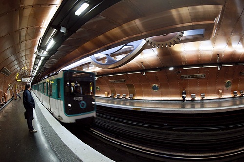 Sảnh đến của ga Arts et Metiers  ở Paris (Pháp).