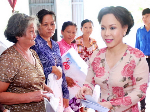 Nghệ sĩ Việt Hương mang Tết đến với người nghèo