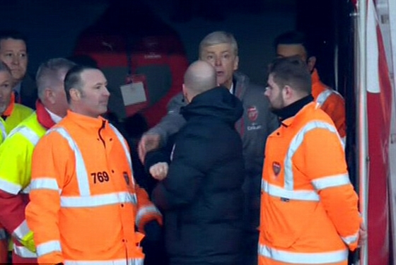 HLV Wenger nổi giận xô đẩy trọng tài!