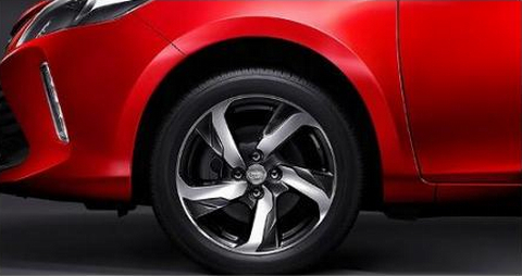 Chuyển sang phần đuôi, cụm đèn hậu được điều chỉnh với thanh chrome mỏng hơn. Toyota Vios 2017 sử dụng hai tùy chọn la-zăng 15 inch và 16 inch. Trong khi ở phiên bản cao cấp được trang bị camera lùi ở phía sau.