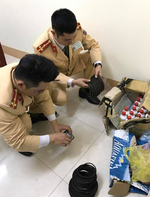 Lực lượng Cảnh sát giao thông đang kiểm tra số thuốc nổ,  kíp nổ thu được. Ảnh: CATH