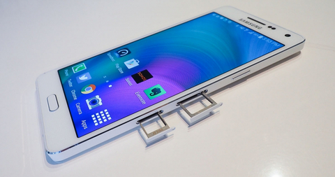 Samsung Galaxy A5 2015 (giảm 500 ngàn đồng). Galaxy A5 2015 hiện giờ vẫn là sản phẩm được nhiều người lựa chọn. Samsung Galaxy A5 nổi bật với màn hình Super AMOLED cùng thiết kế nguyên khối bằng kim loại vuông vức sang trọng và tinh tế. Máy được trang bị chip Snapdragon 410, 4 nhân tốc độ 1.2 GHz, RAM 2 GB, bộ nhớ trong 16 GB và khả năng mở rộng thẻ nhớ lên 64 GB. Máy có dung lượng pin 2300 mAh, có thể gắn 2 sim hoặc 1 sim 1 thẻ nhớ tùy theo nhu cầu sử dụng của bạn, máy có các kết nối cơ bản nhất cho người dùng như wifi, 3G, định vị hay bluetooth.
