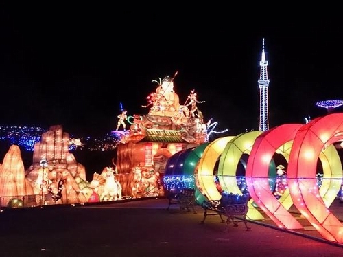 Tại con đường đèn lồng giấy và người tuyết, du khách sẽ được chiêm ngưỡng một số lượng lớn những chiếc đèn lồng và hình nộm người tuyết .