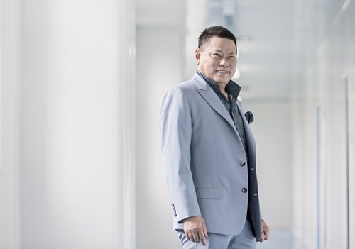 Thống kê của Forbes chiều ngày 23/1, tài sản của Hoàng Kiều là 3 tỉ USD