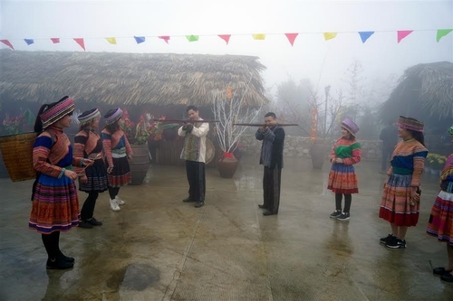 Đây là lần đầu tiên tỉnh Lào Cai có một Hội thi múa khèn được tổ chức quy mô, bài bản, hội tụ tới 12 đội khèn xuất sắc trên toàn khu vực. Mỗi đội có từ 10 thành viên, là những nghệ nhân múa khèn giỏi nhất, nổi tiếng nhất của các thôn bản đổ về thi tài. Diễn ra từ ngày 30/1-4/2 (Mùng 3 – Mùng 8 Tết Âm lịch), Hội thi múa khèn dân tộc H’Mong lần thứ nhất sẽ khuấy động không khí Lễ hội khèn, hoa Tây Bắc.