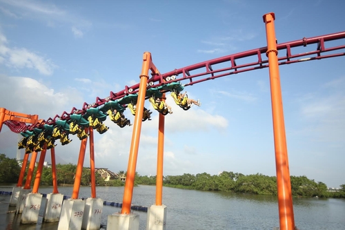 Cũng trong thời gian này, Asia Park sẽ chính thức khai trương nhà hàng Indo Express mang đậm nét kiến trúc đặc trưng của người Batak Toba Indonesia. Với diện tích 1.820m2, nhà hàng này có sức chứa khoảng 700 chỗ ngồi, trong đó 500 chỗ ngồi trong nhà với điều hòa, 200 chỗ ngồi khu sân vườn.