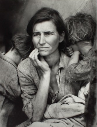 Huyền thoại mang tên Migrant Mother (Người mẹ di cư) của Dorothea Lange là bức ảnh tâm đắc nhất của Elton John. Bức ảnh đã lột tả hình ảnh chân thực nhất về thời kỳ đại suy thoái ở Mỹ và được bình chọn “Top 100 bức ảnh làm thay đổi thế giới” của tạp chí Life. 