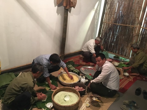 Gói bánh chưng ngày Tết, một nét đẹp của người dân nhân dịp Tết cổ truyền.