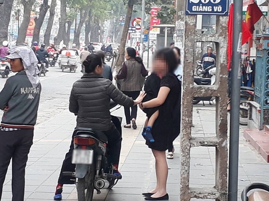 Ngay sau vụ tai nạn xảy ra, 2 mẹ con đã được người dân đưa đi cấp cứu. Ảnh: Otofun.