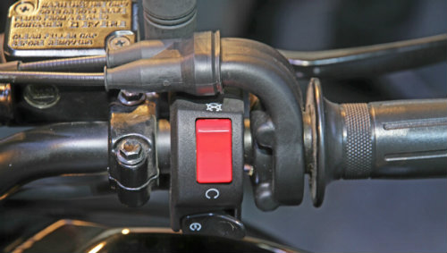 Phải thừa nhận rằng, Yamaha FZ25 có các đặc trưng tiêu biểu của một mẫu xe đường phố với vị trí ngồi thẳng đứng cùng chỗ để chân phía sau nhỏ và thanh tay lái đơn. Ống xả thiết kế thấp. Cụm đồng xe thuộc loại LCD với bảng đo tốc độ chính xác bằng kỹ thuật số cùng nhiều chi tiết khác như đồng hồ, quãng đường đi và chỉ số tiêu thụ nhiên liệu.
