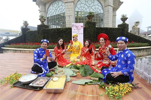 Cái Tết cổ truyền vốn không thể thiếu bánh chưng xanh. Thế nên, trong không gian Âu của Bà Nà, vẫn có những góc Tết rất Việt. Ấy là hoạt động gói bánh chưng trước Tết. Từ ngày 25-27 tháng Chạp, tức 22-24/1/2017 tại khu vực quảng trường Du Dôme, rất nhiều khách Tây, khách Hàn, Trung Quốc đã tò mò dừng chân, trải nghiệm hoạt động đặc sắc nhất của người Việt mỗi dịp Tết đến xuân về. Bên bếp lửa hồng ấm áp, mùi lá dong thơm quyện trong khói bếp, vị nếp cái hoa vàng khiến trẻ con háo hức, người lớn nao nao nhớ về tuổi thơ, về nơi bình yên gia đình, và thầm cảm ơn Bà Nà đã giữ cho họ những khoảng khắc Tết truyền thống.