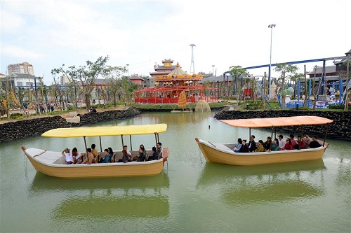 Với các gia đình, nhóm bạn, cảm giác thư thái khi lênh đênh trên Du thuyền nhiệt đới, hoặc phiêu du trong thế giới cổ tích kỳ diệu với Đoàn tàu cổ tích, Chiếc cốc thần, Đu quay diệu kỳ hẳn là không dễ chối từ, khi ai cũng muốn tĩnh lại một chút sau những giờ thách thức giới hạn của bản thân với cảm giác mạnh.