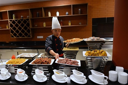 không chỉ thỏa mãn tín đồ giải trí mọi lưa tuổi, Dragon Park còn thiết đãi thực khách đến công viên những bữa tiệc buffet nhiều màu sắc khẩu vị. Chia sẻ với chúng tôi, chị Hà Giang đến từ Hải Phòng nói: 