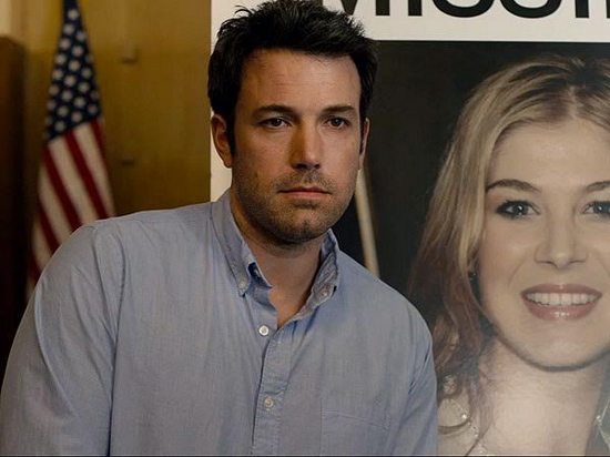 Một gã chồng đào hoa trong Gone Girl (2014)  Có thể nói Ben Affleck đã tỏa sáng tài năng diễn xuất trong vai Nick Dunne - một người chồng dường như bị “cả nước Mỹ ghét bỏ”. Nick Dunne là gã bảnh trai và lãng mạn. Nhưng trong phút chốc, do kinh tế suy thoái, Nick phụ thuộc vào người vợ Amazing Amy. Và điều khủng khiếp hơn khi Nick bắt đầu ngoại tình. Tất cả diễn biến tâm lý của nhân vật Nick Dunne cộng với sự biến mất một cách khó hiểu của Amy khiến mọi người trở nên căm ghét và buộc tội anh như một kẻ sát nhân.  Mặc dù “Gone Girl” là sân chơi dành cho sự diễn xuất quá xuất sắc của Rosamund Pike (vai Amy) nhưng không vì thế mà Ben Affleck trở nên lép vế. Đôi mắt ẩn chứa nhiều xúc cảm và phong cách diễn tinh tế  giúp cho hình ảnh của Ben tới gần khán giả hơn.  (Hình ảnh Nick Dunne (Ben Affleck) – một anh chồng bị cả nước Mỹ ghét bỏ)