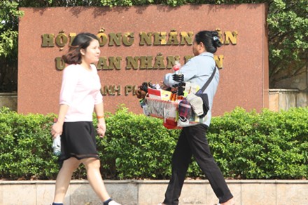 Hà Nội bỏ quy định cán bộ nữ phải &quot;mặc váy dài đến gối&quot;
