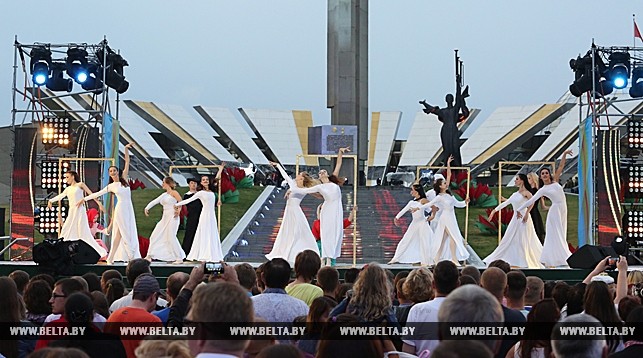 Belarus : Cuộc thi tình duyên trong năm mới của các thiếu nữ  Trong lễ mừng năm mới truyền thống, các thiếu nữ chưa chồng sẽ chơi những trò chơi để xem ai là người sẽ may mắn được cưới trong năm sau. Ở một trò chơi, một nắm thóc được đặt trước mỗi cô gái và họ thả một con gà trống. Con gà trống tiến tới nắm thóc nào trước thì đó sẽ là người đầu tiên đi lấy chống.