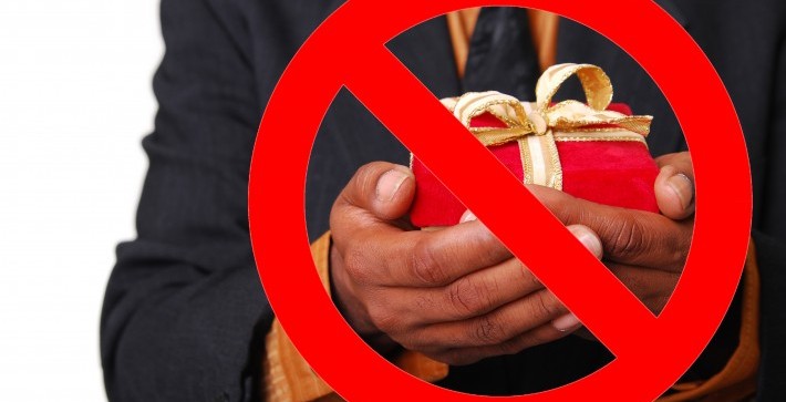 Những món quà &quot;không nên tặng và cũng chẳng nên nhận&quot; vào đầu năm mới