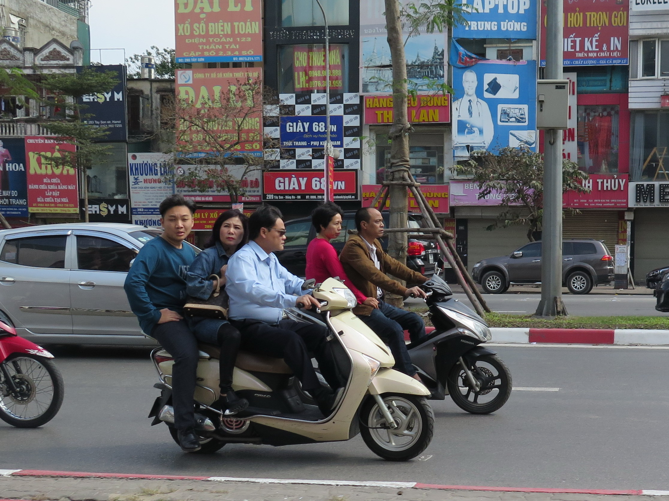 Tất cả đều vô tư xuống phố mà không đội mũ bảo hiểm