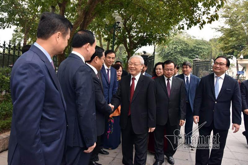 Tổng Bí thư thả bộ bên hồ Gươm ngày đầu năm mới