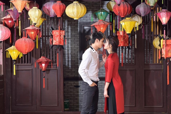 Trung vệ Tiến Thành tung bộ ảnh cưới đậm chất Tết cổ truyền