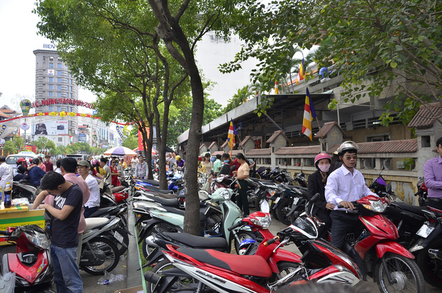 Dịch vụ giữ xe thi nhau &quot;chặt chém&quot; khách du xuân ngày Tết