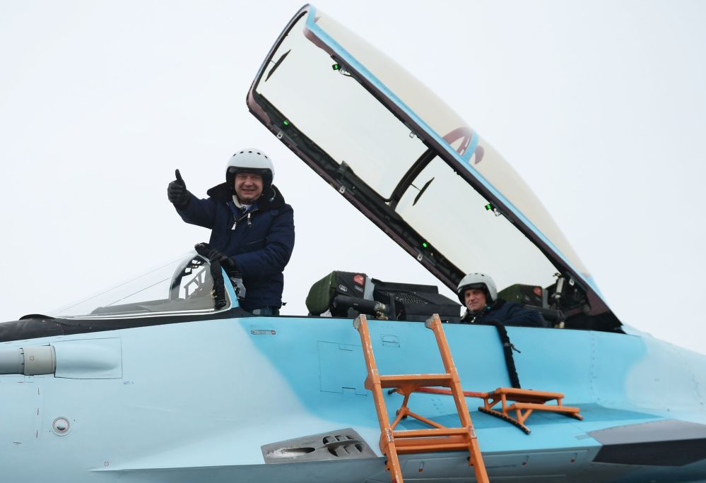 Hệ thống điện tử hàng không mới của MiG-35 giúp nó có thể đạt được ưu thế trong các cuộc đối đầu trên không với những đôi thủ thế hệ thứ 4 hoặc 5, tiến hành các hoạt động trinh sát, tấn công các mục tiêu trên mặt đất cả ban ngày và ban đêm đồng thời có thể đóng vai trò là trung tâm chỉ huy.
