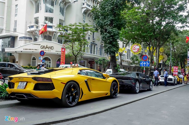 Chiếc Aventador đầu tiên tại Việt Nam đã khá nổi tiếng trong giới chơi xe. Model này được nhập về Việt Nam từ tháng 6/2012. Những chiếc Aventador mới có giá trên 20 tỷ đồng, tuy nhiên mẫu này đã cũ. Giới chơi xe định giá mẫu xe này tương đương một chiếc Huracan mới. 