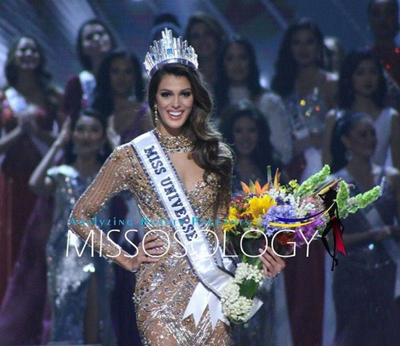 Hoa hậu Iris Mittenaere sinh năm 1993, sở hữu chiều cao 1,73 m. Cô là người đẹp Pháp thứ hai giành được vương miện Hoa hậu Hoàn vũ.