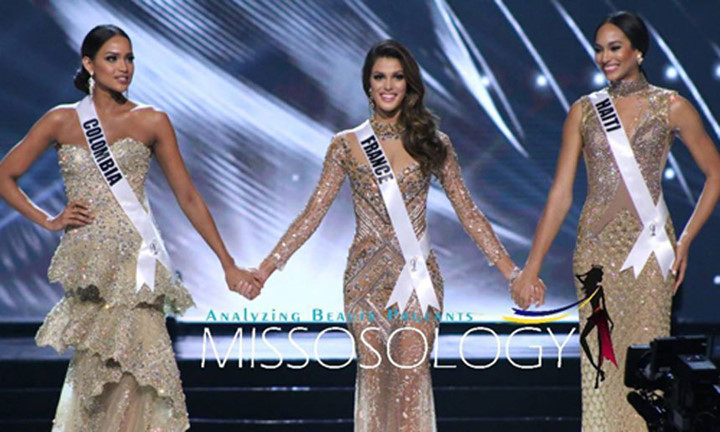 Hoa hậu Iris Mittenaere và hai Á hậu của cuộc thi. Một điều đáng chú ý là Người đẹp Pháp đăng quang ngôi vị cao nhất tại Hoa hậu Hoàn vũ 2016 khi đang diện thiết kế của Hoàng Hải - đây là một sự kiện chưa từng có trong lịch sử làng mốt Việt.