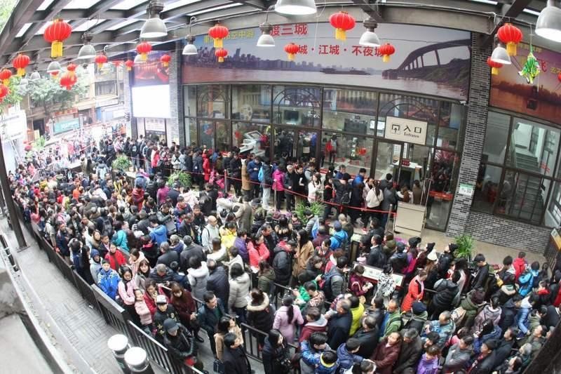 Du khách phải xếp hàng 2 tiếng mới đến lượt đi cáp treo vượt sông Trường Giang tại thành phố Trùng Khánh. Theo 163, tình trạng này diễn ra trong cả 3 ngày Tết. Ảnh: cqwb.com.
