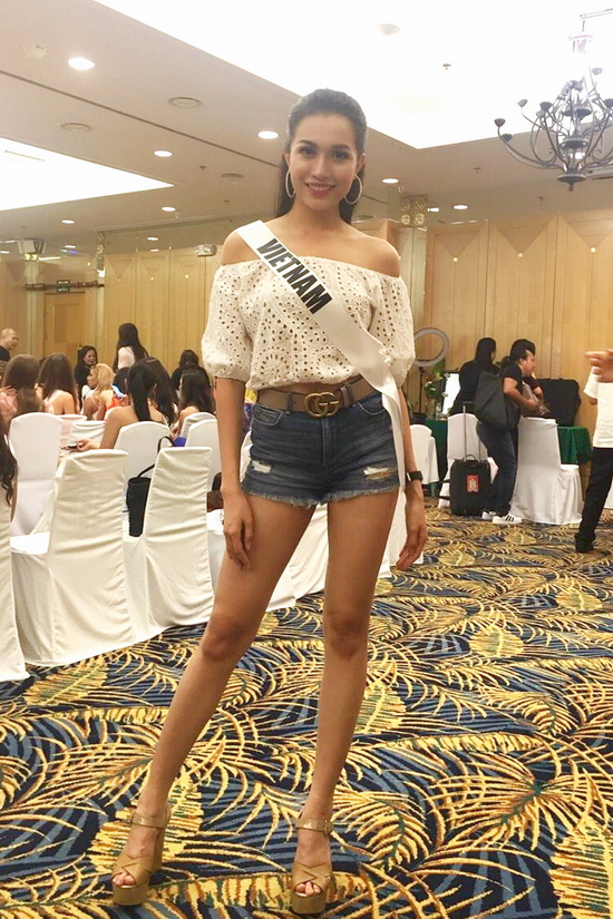 Sau buổi trình diễn catwalk, Lệ Hằng nghỉ ngơi và có buổi gặp gỡ cùng Ban tổ chức vào buổi chiều cùng ngày. Cô diện trang phục thoải mái với áo ren và quần jeans ngắn, khoe đôi chân dài miên man. Tại đây, người đẹp dành nhiều thời gian trò chuyện giao lưu cùng các cô gái khác.