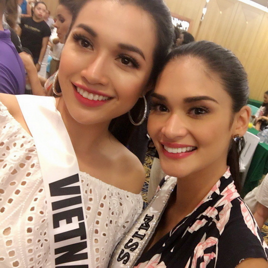 Lệ Hằng còn chụp ảnh sellfie cùng Đương kim Hoa hậu Hoàn vũ - Pia Wurtzbach. Có thể nói, thần thái và nụ cười rạng rỡ của Lệ Hằng không hề kém cạnh Hoa hậu Hoàn Vũ 2015.