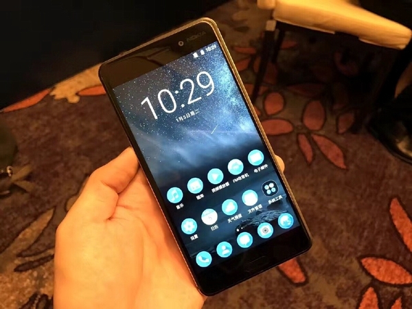 Nokia 6 – đánh đấu sự trở lại của Nokia sau 2 năm vắng bóng. Thay vì sử dụng nền tảng Windows Phone của Microsoft, sản phẩm này hoạt động trên hệ điều hành Android, thiết kế đơn giản nhưng cứng cáp với khung viền kim loại. Mặt trước máy được bảo vệ bởi kính Corning Gorilla Glass với logo Nokia nhỏ nằm ngay trên góc phải màn hình. Nokia 6 mang sức mạnh chip Snapdragon 430 gồm 8 nhân, RAM 4GB, bộ nhớ trong 64GB và có giá khá rẻ - 245USD. Điểm hấp dẫn nhất của sản phẩm này chính là màn hình tới 5,5 inch fullHD, tích hợp camera sau 16MP, hỗ trợ công nghệ lấy nét nhanh PDAF đi kèm camera trước 8MP chuyên selfie, công nghệ sạc nhanh Quick Charge 3.0.